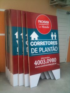 Cavalete Imobiliario - Confecção em Madeira Adesivado com impressão digital